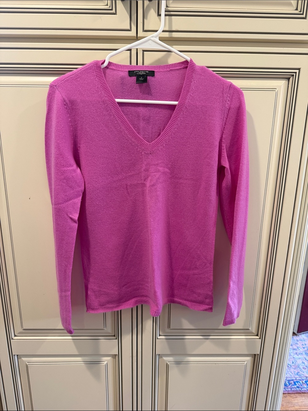 Ann Taylor 100 percent Cashmere V-Neck Sweater in Fuchsia